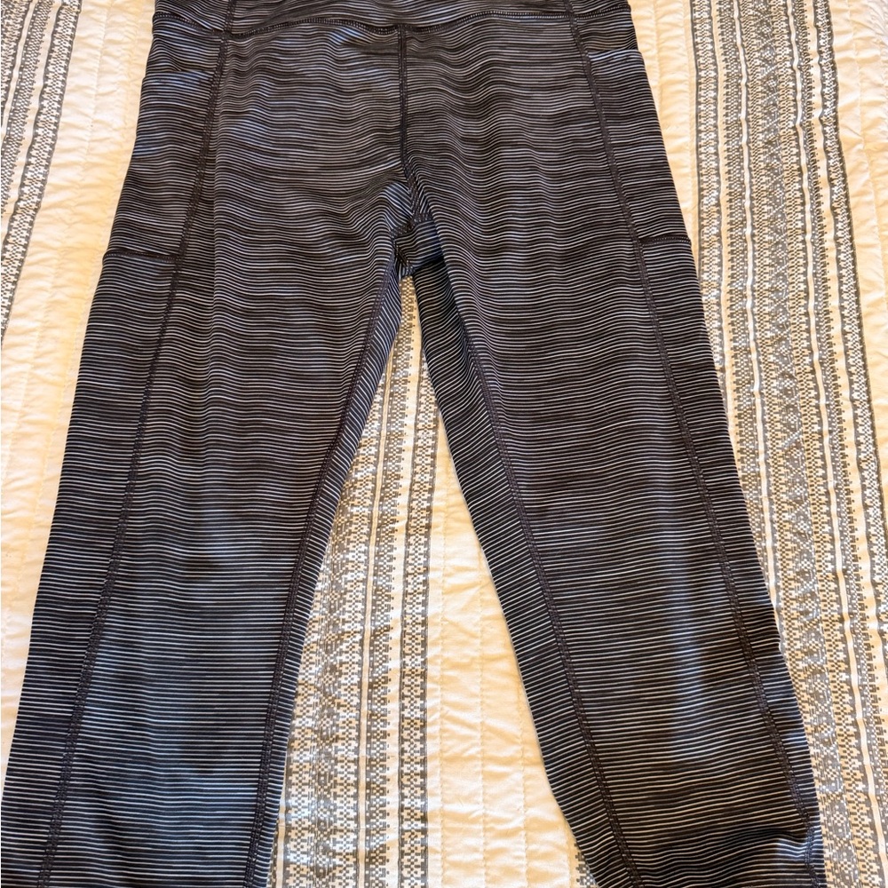 Womens Black & Gray Striped Active Capri Leggings